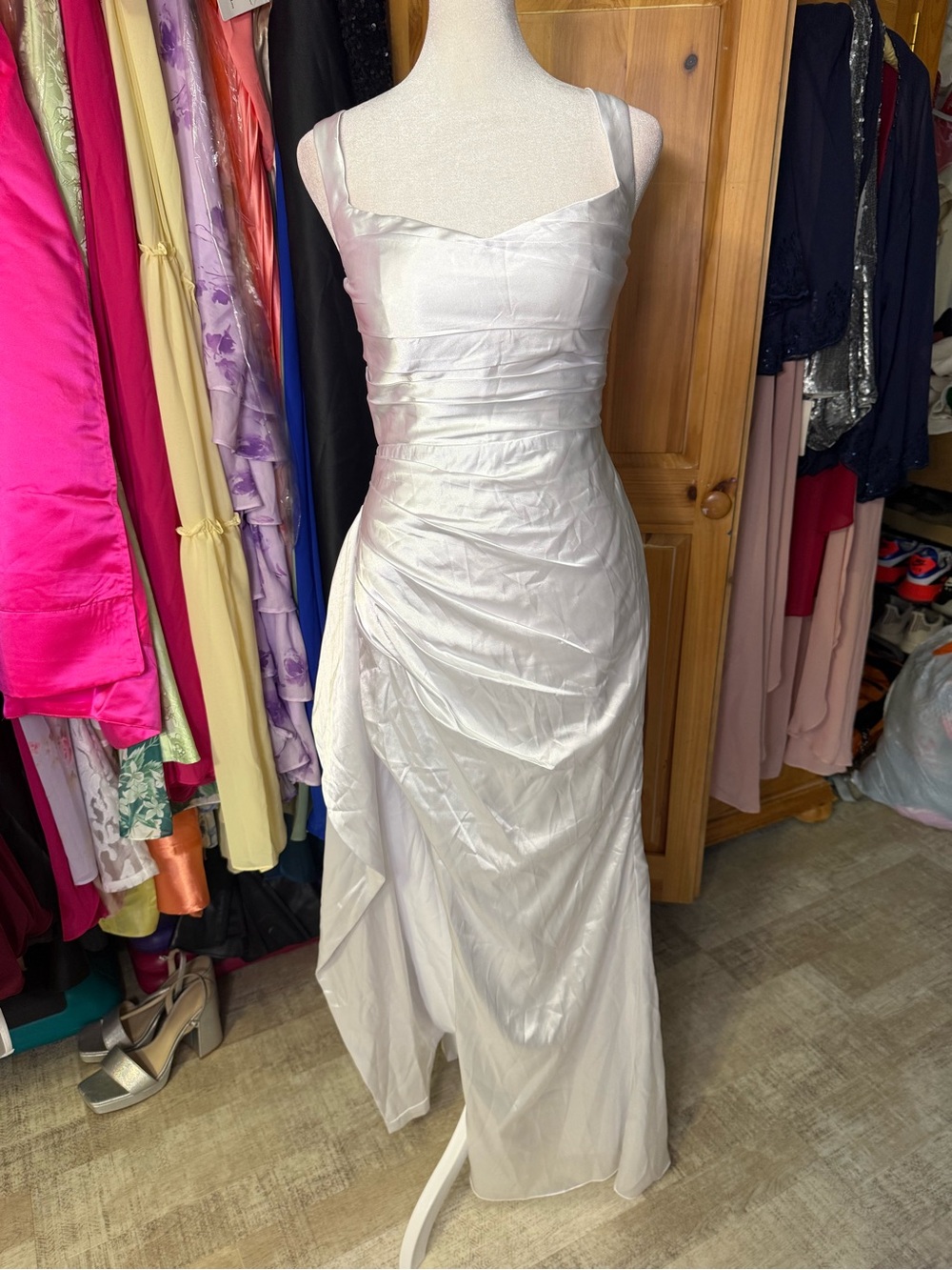 Elegant Satin Evening Dress with Side Slit - Picture 2 of 4
